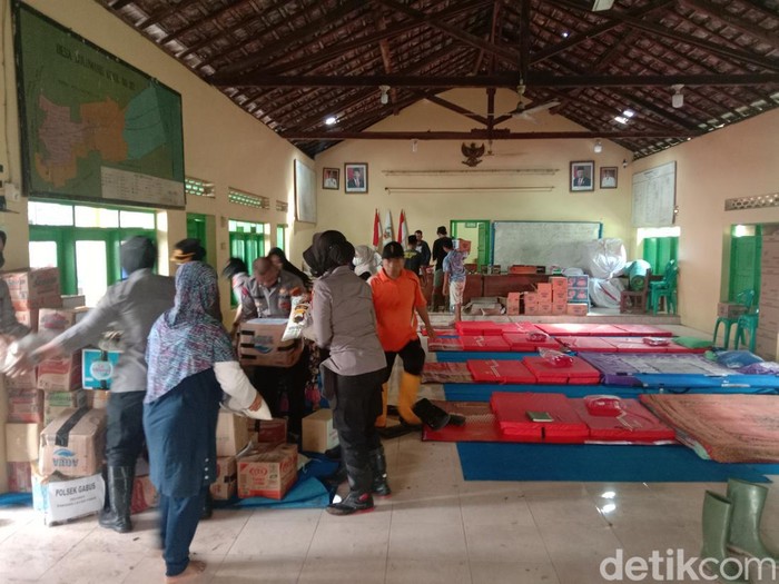 Posko pengungsian di Balai Desa Bulumanis Kidul, Kecamatan Margoyoso, Pati, Sabtu (16/7/2022).