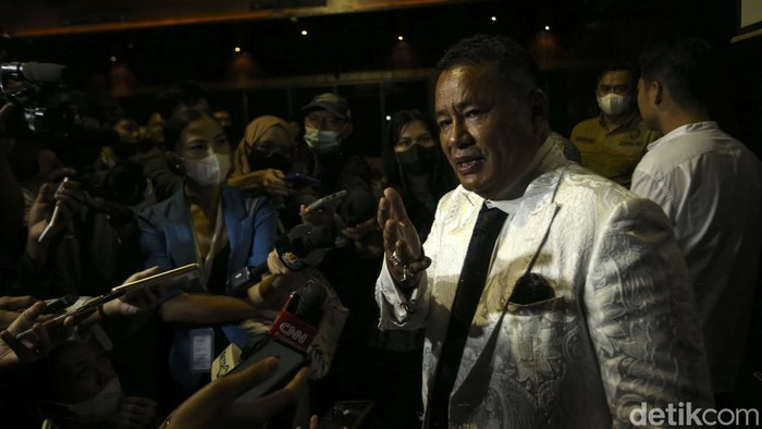 Menteri Investasi/Kepala BKPM Bahlil Lahadalia meninjau kondisi Holywings Gunawarman, Jakarta, Jumat (15/7/2022). Tinjauan tersebut dilakukan di salah satu gerai Holywings di kawasan Gunawarman, Senopati, Jakarta Selatan.
