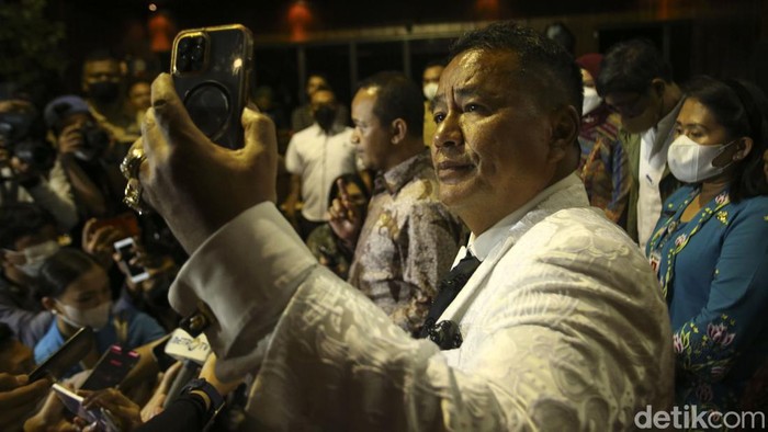 Menteri Investasi/Kepala BKPM Bahlil Lahadalia meninjau kondisi Holywings Gunawarman, Jakarta, Jumat (15/7/2022). Tinjauan tersebut dilakukan di salah satu gerai Holywings di kawasan Gunawarman, Senopati, Jakarta Selatan.