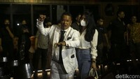 Terkait nasib 3.000 karyawan Holywings usai pencabutan izin usaha, Hotman tidak menjawab detail. Dia hanya menyebut hingga saat ini pihaknya bertanggung jawab terhadap ribuan karyawannya.