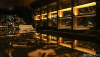 Kondisi bar kosong dan tak ada menu yang disediakan.