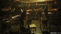 Para pegawai yang ada di lokasi tampak sibuk merapikan bangku usai digelarnya pertemuan tertutup.