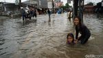 Potret Keceriaan Anak-anak Bermain Banjir di Ciledug