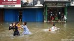 Potret Keceriaan Anak-anak Bermain Banjir di Ciledug