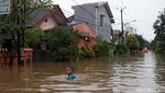 Potret Keceriaan Anak-anak Bermain Banjir di Ciledug