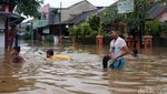 Potret Keceriaan Anak-anak Bermain Banjir di Ciledug