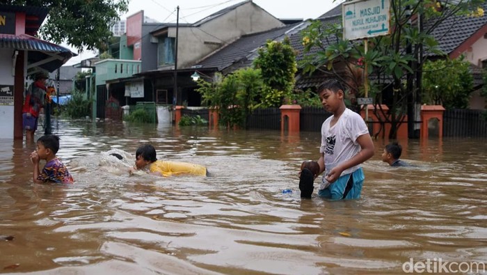 Banjir merendam kawasan Ciledug Indah, Tangerang, Sabtu (16/7/2022). Banjir ini justru jadi tempat bermain anak-anak. Ini potretnya.