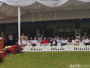 Prabowo dan Iwan Bule Berdampingan Buka Turnamen Sepakbola