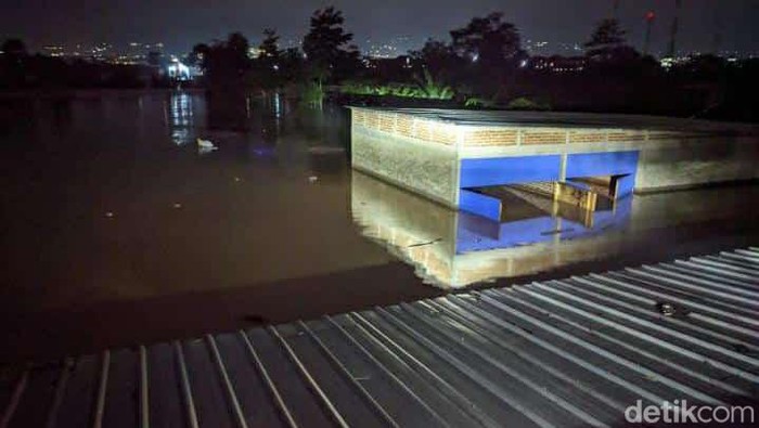 Ratusan warga Kabupaten Garut mengungsi imbas banjir bandang luapan Sungai Cimanuk