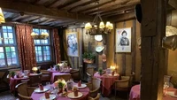 Desainnya masih terjaga sehingga terasa seperti rumah nenek sendiri, restoran ini menjadi restoran tertua di Perancis. Restoran yang beroperasi sejak tahun 1345 tempat ini diberi nama La Couronne. Foto: Insider