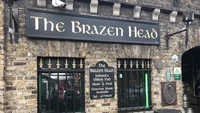 Penampilan restoran tertua ini justru tampak menyeramkan dan hampir seperti penjara. Restoran bernama The Brazen Head di Dublin, Irlandia ini sudah ada sejak tahun 1198. Foto: Insider