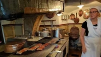 Ditemukan di tahun 1146, restoran bernama Historische Wurstkuchl masih dijaga keaslian bangunannya. Restoran yang penampilannya seperti dapur rumahan ini menjadi yang tertua di Jerman. Foto: Insider