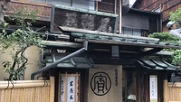 Masih begitu asli seluruh sudut bangunannya, restoran tertua di Jepang ini punya suasana yang unik. Restoran bernama Honke Owariya ini konon sudah melayani tamunya sejak tahun 1465. Foto: Insider
