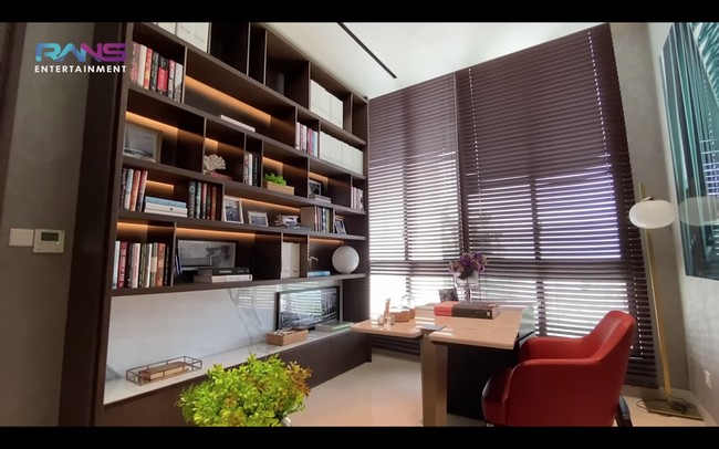 Selain itu, ada study room yang berada di dekat kamar tidur anak. Meskipun tak seluas kamar tidur, ruangan itu juga bisa dialihfungsikan menjadi kamar tamu. Foto: dok. YouTube Rans Entertainment
