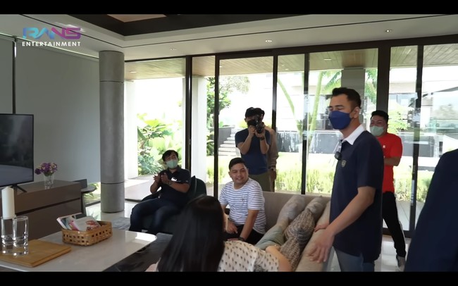 Paviliun tersebut juga dilengkapi dengan ruang televisi berukuran sedang. Masih dengan aksen jendela besar. Di atasnya terdapat kitchen bar serupa. Foto: dok. YouTube Rans Entertainment