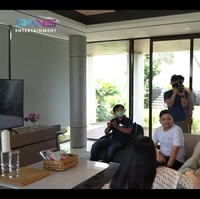 Paviliun tersebut juga dilengkapi dengan ruang televisi berukuran sedang. Masih dengan aksen jendela besar. Di atasnya terdapat kitchen bar serupa. Foto: dok. YouTube Rans Entertainment