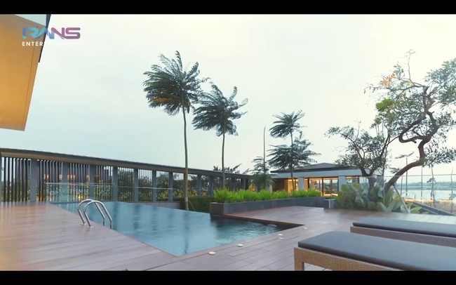 Inilah pemandangan dari kolam renang berukuran cukup panjang. Seperti bukan di Jakarta, ya. Di belakangnya ada paviliun yang dapat dijadikan kantor RANS Entertainment. Foto: dok. YouTube Rans Entertainment