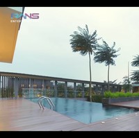 Inilah pemandangan dari kolam renang berukuran cukup panjang. Seperti bukan di Jakarta, ya. Di belakangnya ada paviliun yang dapat dijadikan kantor RANS Entertainment. Foto: dok. YouTube Rans Entertainment