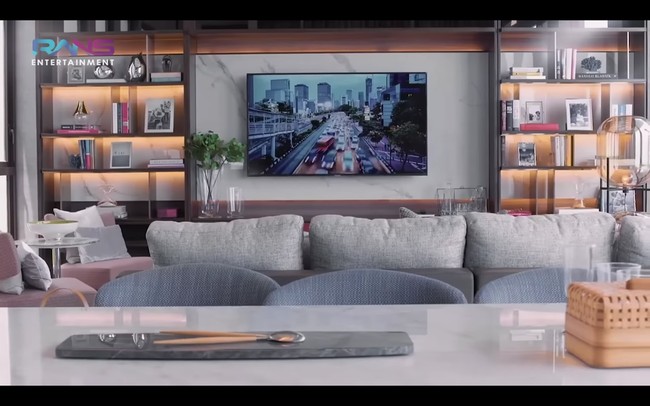 Smart tv melengkapi ruang keluarga yang terlihat nyaman. Rumah seharga Rp 71 miliar itu semakin elegan dengan rak tinggi bersekat yang dihias buku dan pajangan. Foto: dok. YouTube Rans Entertainment