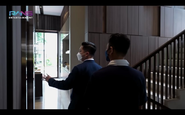Premium house yang diincar Raffi Ahmad dan Nagita Slavina memiliki luas tanah sebesar 1000 meter persegi. Terdapat lift yang berada persis di depan tangga. Foto: dok. YouTube Rans Entertainment
