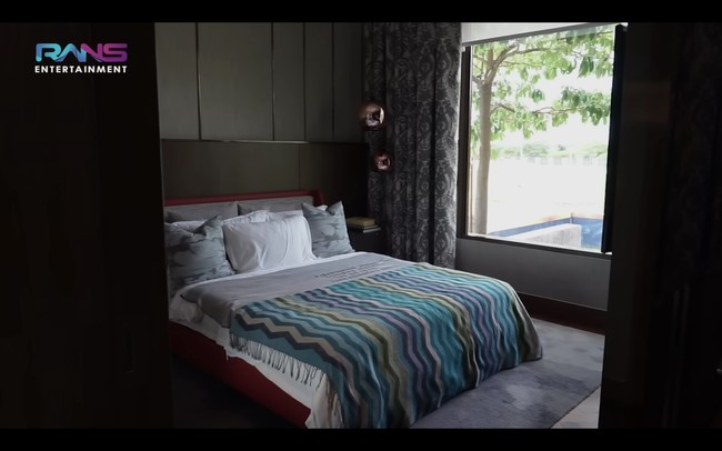 Rencananya Raffi dan Nagita ingin berinvestasi untuk kedua anak mereka Rafathar dan Rayyanza. Rumah minimalis itu memiliki kamar tamu yang cukup besar di bagian depan rumah dengan jendela besar yang menghadap jalanan komplek. Foto: dok. YouTube Rans Entertainment