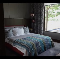 Rencananya Raffi dan Nagita ingin berinvestasi untuk kedua anak mereka Rafathar dan Rayyanza. Rumah minimalis itu memiliki kamar tamu yang cukup besar di bagian depan rumah dengan jendela besar yang menghadap jalanan komplek. Foto: dok. YouTube Rans Entertainment