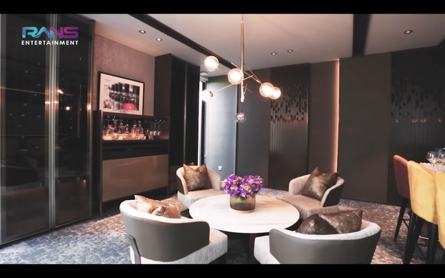 Raffi Ahmad dan Nagita Slavina baru-baru ini melakukan survei rumah seharga Rp 71 miliar di kawasan Jakarta Timur. Begitu masuk dari garasi, Nagita menemukan entertainment room dengan perabotan mewah. Ruangan itu terlihat nyaman dengan projector dan sofa untuk bersantai. Foto: dok. YouTube Rans Entertainment