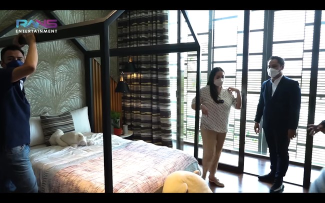 Salah satu kamar anak pun memiliki desain tempat tidur yang unik. Tak hanya itu setiap kamar tidur dilengkapi dengan balkon yang menghadap danau. Foto: dok. YouTube Rans Entertainment