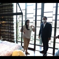 Salah satu kamar anak pun memiliki desain tempat tidur yang unik. Tak hanya itu setiap kamar tidur dilengkapi dengan balkon yang menghadap danau. Foto: dok. YouTube Rans Entertainment