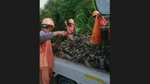 Sampah menumpuk hingga satu pikap di saluran got di Banjar Taman - Petitenget, Kerobokan Kelod, Kabupaten Badung dibersihkan petugas