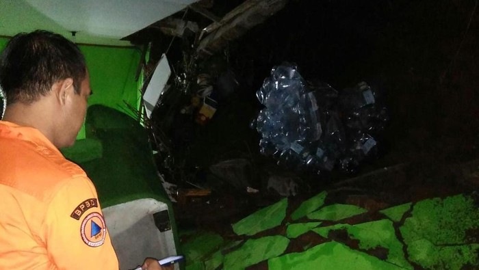 Satu Rumah Rusak Terkena Longsor di Cibinong, Penghuni Mengungsi