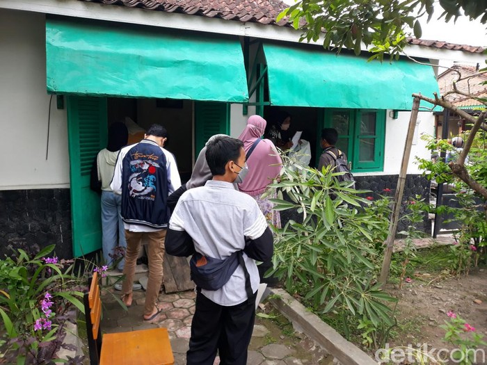 Sejumlah orang tua siswa mengambil bahan seragam SMPN 2 Bantul, Sabtu (16/7/2022).
