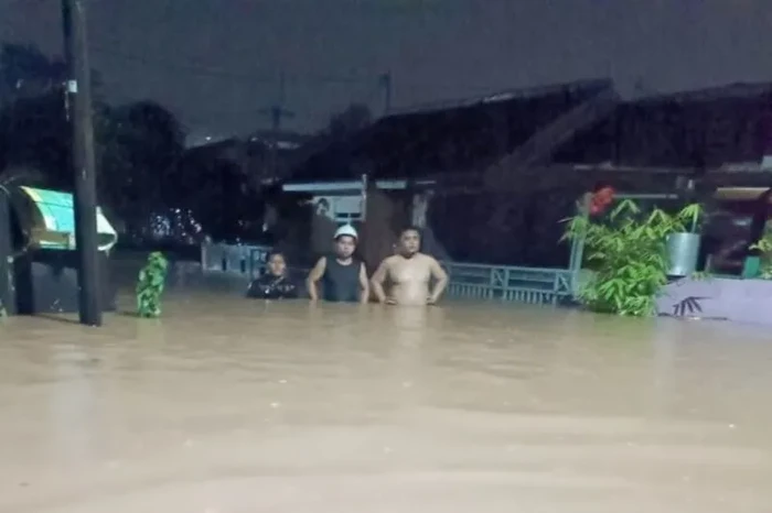 Sejumlah warga berjalan melewati genangan banjir di Perumahan Bumi Pesanggrahan Indah (BPI) di Desa Cilebut Barat, Sukaraja, Kabupaten Bogor, Jawa Barat, Jumat (15/7/2022) malam. Sejumlah warga berjalan melewati genangan banjir di Perumahan Bumi Pesanggrahan Indah (BPI) di Desa Cilebut Barat, Sukaraja, Kabupaten Bogor, Jawa Barat, Jumat (15/7/2022) malam.