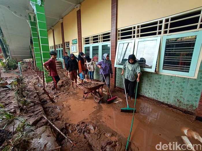 Sekolah terimbas banjir bandang di Kecamatan Margoyoso, Kabupaten Pati, Sabtu (16/7/2022).