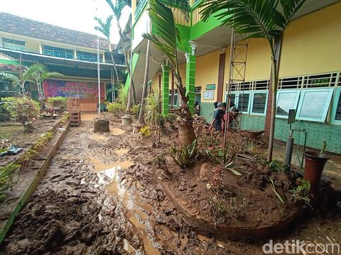 Sekolah terimbas banjir bandang di Kecamatan Margoyoso, Kabupaten Pati, Sabtu (16/7/2022).