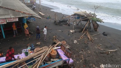 Usai Gelombang Pasang Terjang Pantai Depok Bantul Sisi Timur