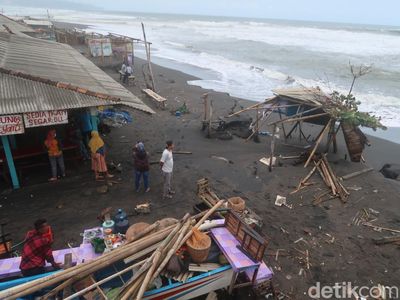 Usai Gelombang Pasang Terjang Pantai Depok Bantul Sisi Timur