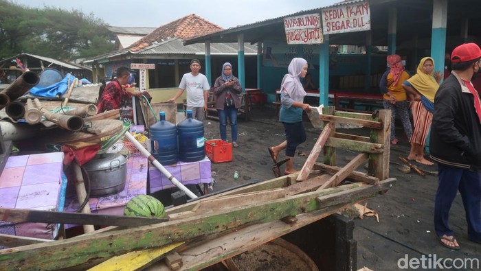 Suasana di sisi timur Pantai Depok yang terdampak gelombang pasang, Sabtu (16/7/2022). Sejumlah lapak semi permanen rusak.