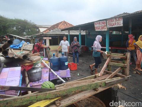 Suasana di sisi timur Pantai Depok yang terdampak gelombang pasang, Sabtu (16/7/2022). Sejumlah lapak semi permanen rusak.