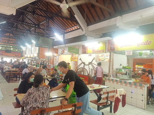 Suasana gerai kuliner di Tiara Dewata yang berlokasi di Jalan Mayjen Sutoyo No 55 Denpasar, Bali pada Sabtu (16/7/2022)