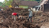 Warga mengais barang yang masih bisa diselamatkan dari tumpukan puing sisa banjir bandang. (Foto: Dian Utoro Aji/detikJateng)
