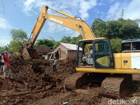 Suasana terkini pasca banjir bandang di Desa Bulumanis Kidul, Kecamatan Margoyoso, Pati, Sabtu (16/7/2022).