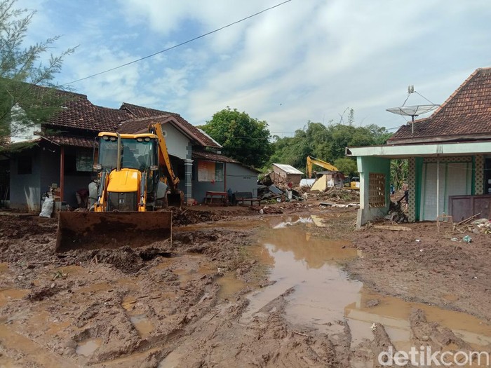 Suasana terkini pasca banjir bandang di Desa Bulumanis Kidul, Kecamatan Margoyoso, Pati, Sabtu (16/7/2022).