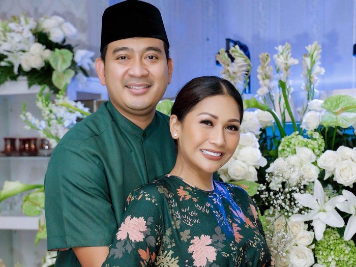 Tata Janeeta setia dampingi suaminya