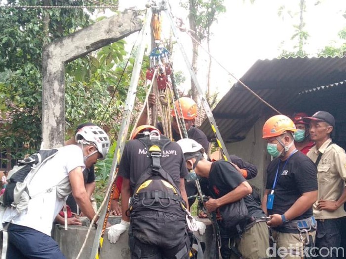 Tim SAR, BPBD, dan Damkar Pemkab Klaten mengevakuasi korban yang ditemukan mengapung di dalam sumur, Sabtu (16/7/2022).