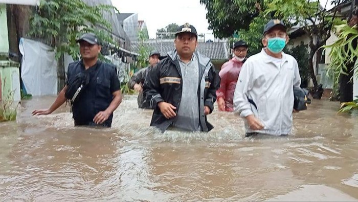 Wali Kota Tangerang Arief R Wismansyah memantau banjir di Pinang Griya Tangerang