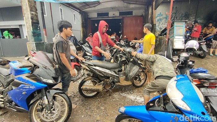 Warga Garut yang terdampak banjir bandang bergotong royon membersihkan rumah, Mereka dibantu oleh TNI-Polri dalam membersihkan sisa-sisa lumpur luapan Sungai Cimanuk