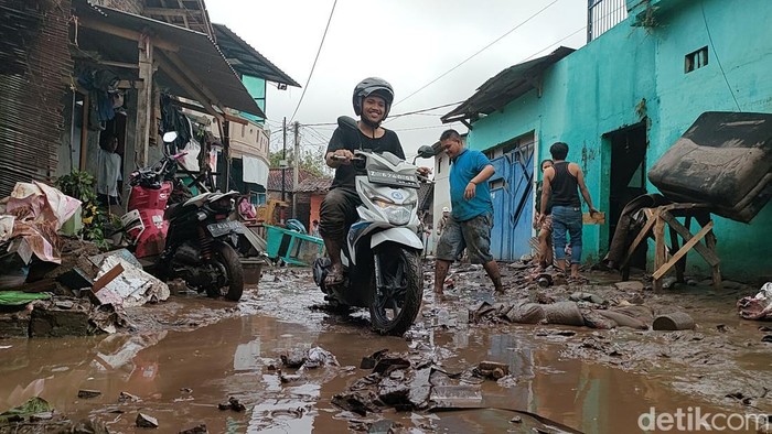 Warga Garut yang terdampak banjir bandang bergotong royon membersihkan rumah, Mereka dibantu oleh TNI-Polri dalam membersihkan sisa-sisa lumpur luapan Sungai Cimanuk