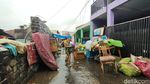Potret Penyintas Banjir Bandang Garut Bersihkan Sisa Lumpur