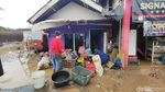 Potret Penyintas Banjir Bandang Garut Bersihkan Sisa Lumpur